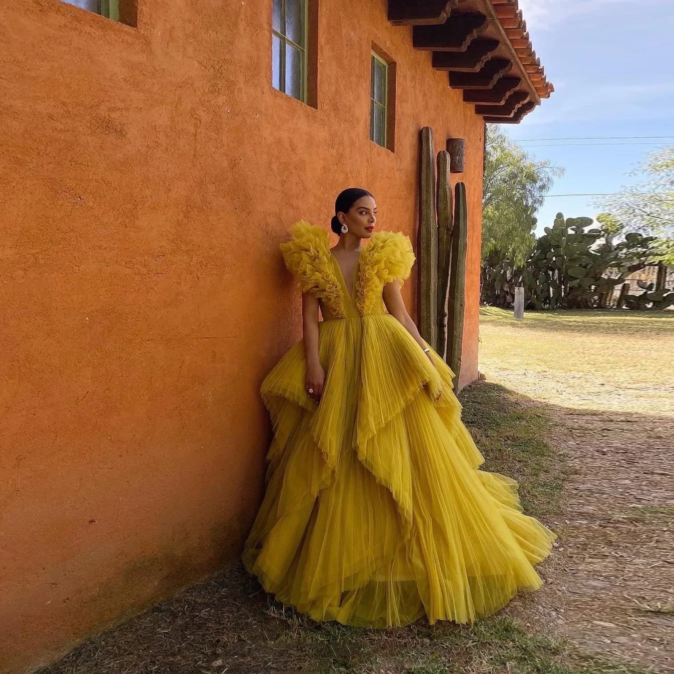 Vestido maxi sem costas com babados, em camadas, ombro, vestidos formais, vestidos de casamento do Dubai, fotografia de luxo, exuberante