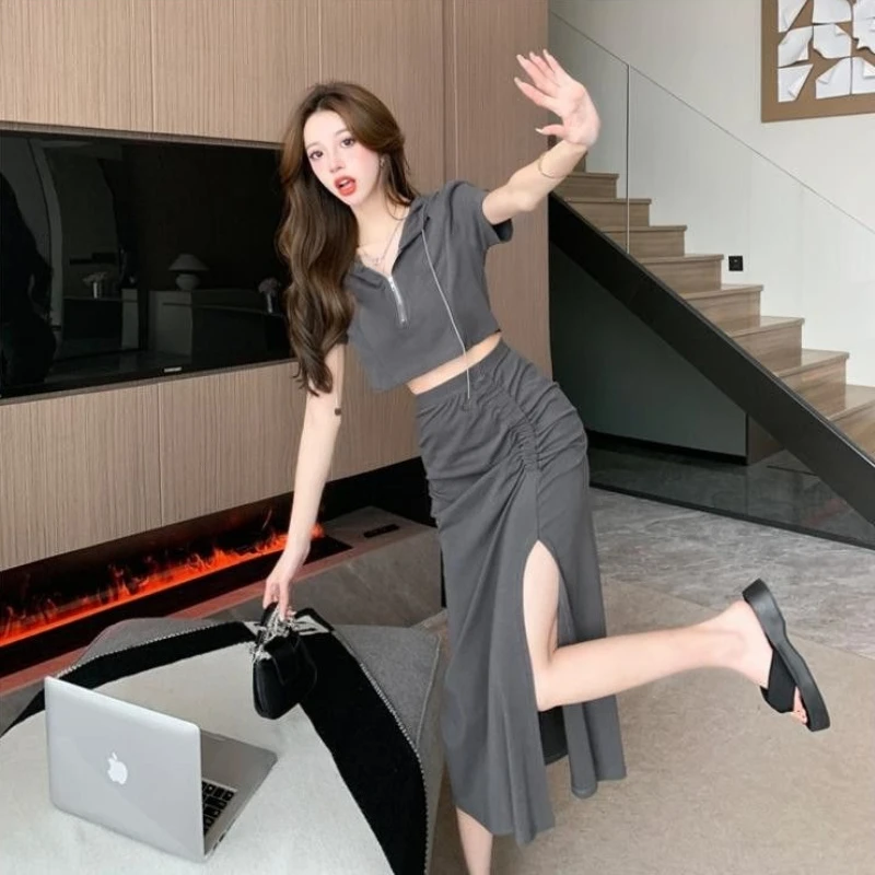 

Летняя новинка: женский комплект из двух предметов в стиле французского шика — топ с капюшоном и коротким рукавом, юбка миди с разрезом.