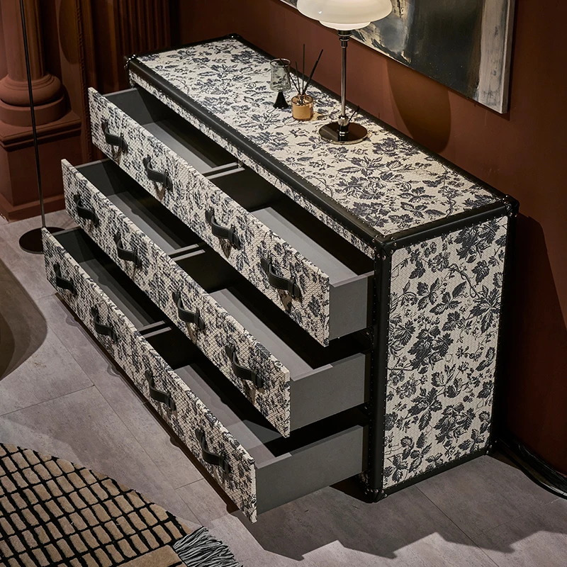 خزانة جانبية لتناول الطعام على الطراز الفرنسي القديم على شكل زهرة قديمة، وخزانة جانبية من القرون الوسطى، وستة دلاء أمريكية