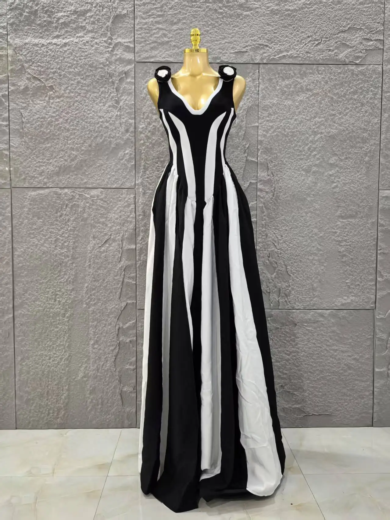 Abito lungo con fasciatura senza maniche a forcella alta a righe bianche nere con fiori 2025 Abiti da club per feste eleganti per le vacanze delle nuove donne