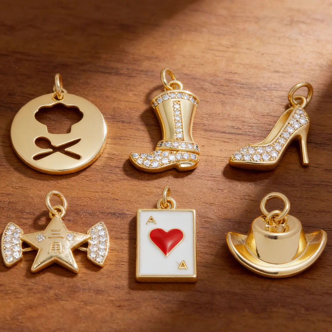 

Набор из 4 подвесок: латунь, циркон, эмаль. Формы: шляпа, сапог, туфли на высоком каблуке, игральные карты. Для изготовления украшений своими руками: ожерелий, браслетов. Для мужчин и женщин.