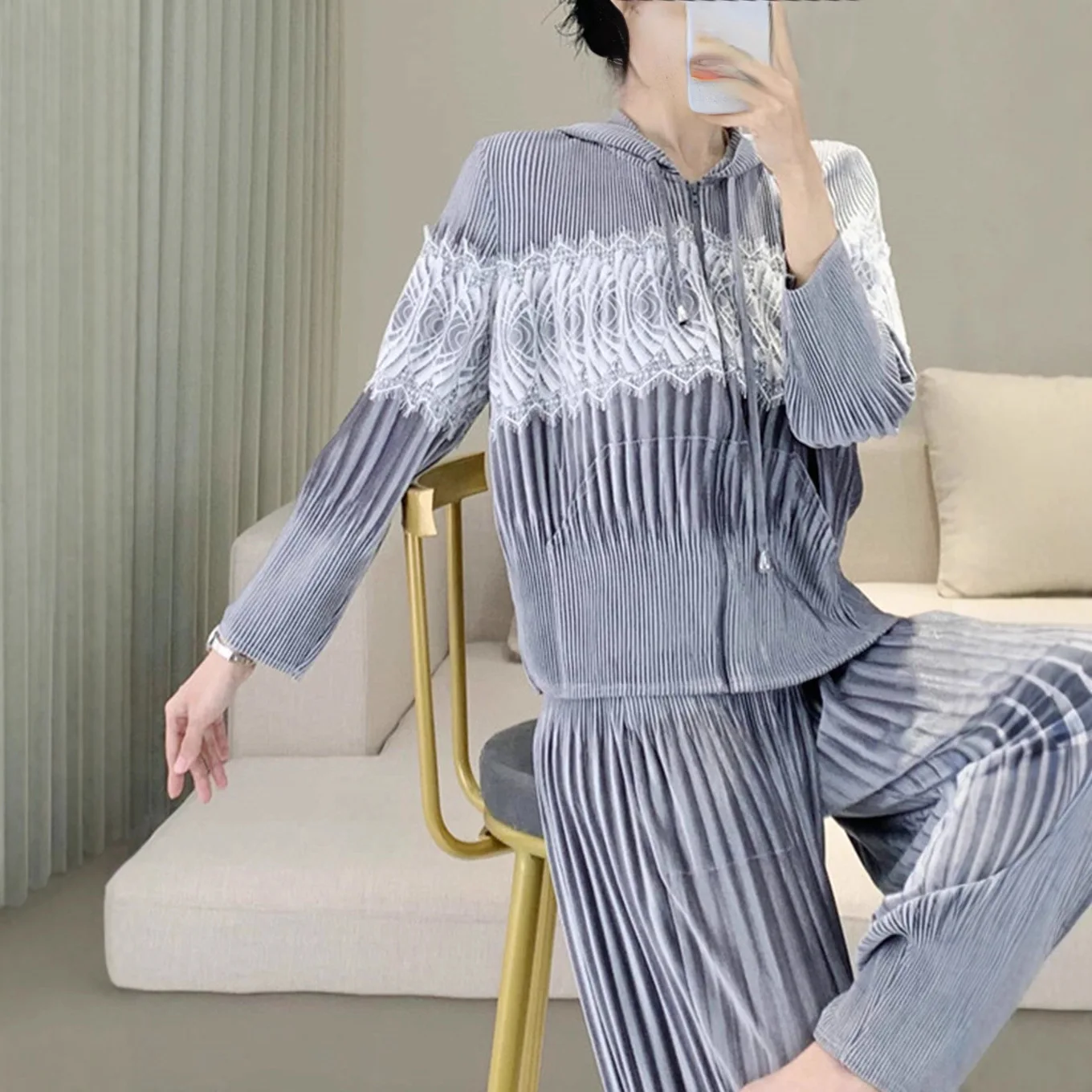 Miyake Fold 2025 New Autumn/Winter Velvet Hoodie Women's Fold Lace Splicing Zipper Top Pleated Fashionable Slim Women's Coat