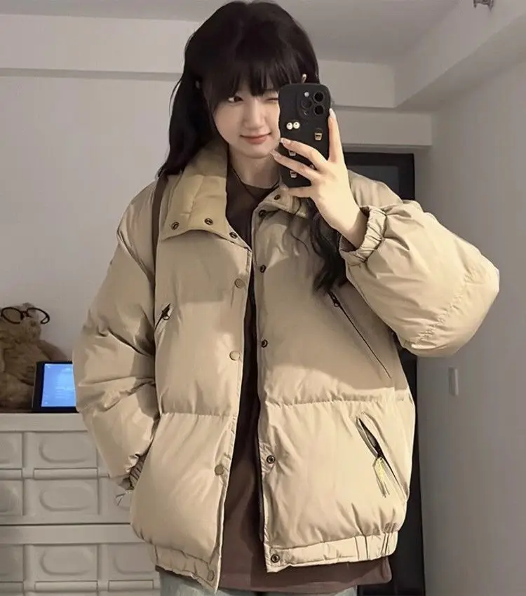 เสื้อพาร์กาส์ผู้หญิง รุ่น Nieve สำหรับฤดูหนาว ผลิตจากผ้าฝ้ายชีวภาพบุขนแกะแบบควิลท์ ติดกระดุมแป๊ก ด้านข้างมีจีบระบายที่เอว ดีไซน์หรูหรา สไตล์คนเมือง หลายสี