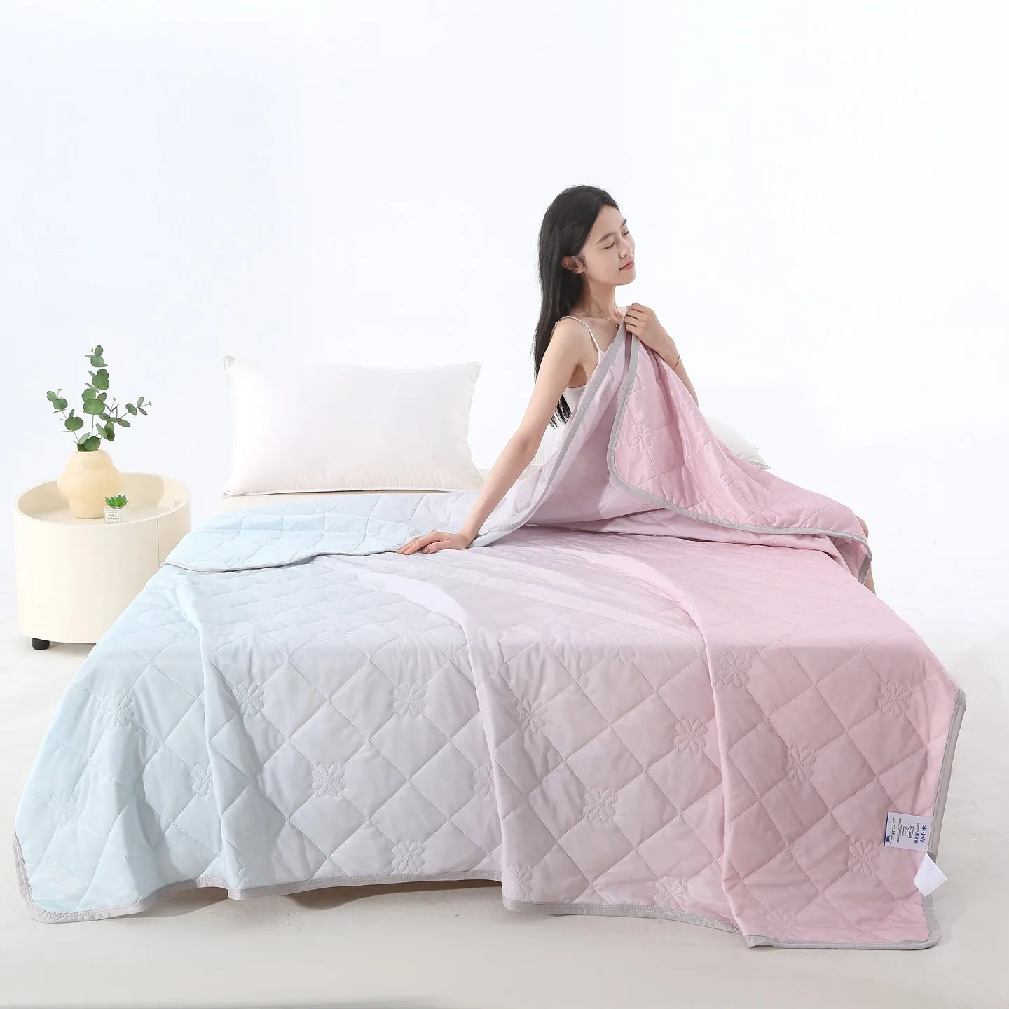 

Gradient color 2-sided cool summer quilt lightweight breathable blanket soft comfor machine washable air conditioning blanket