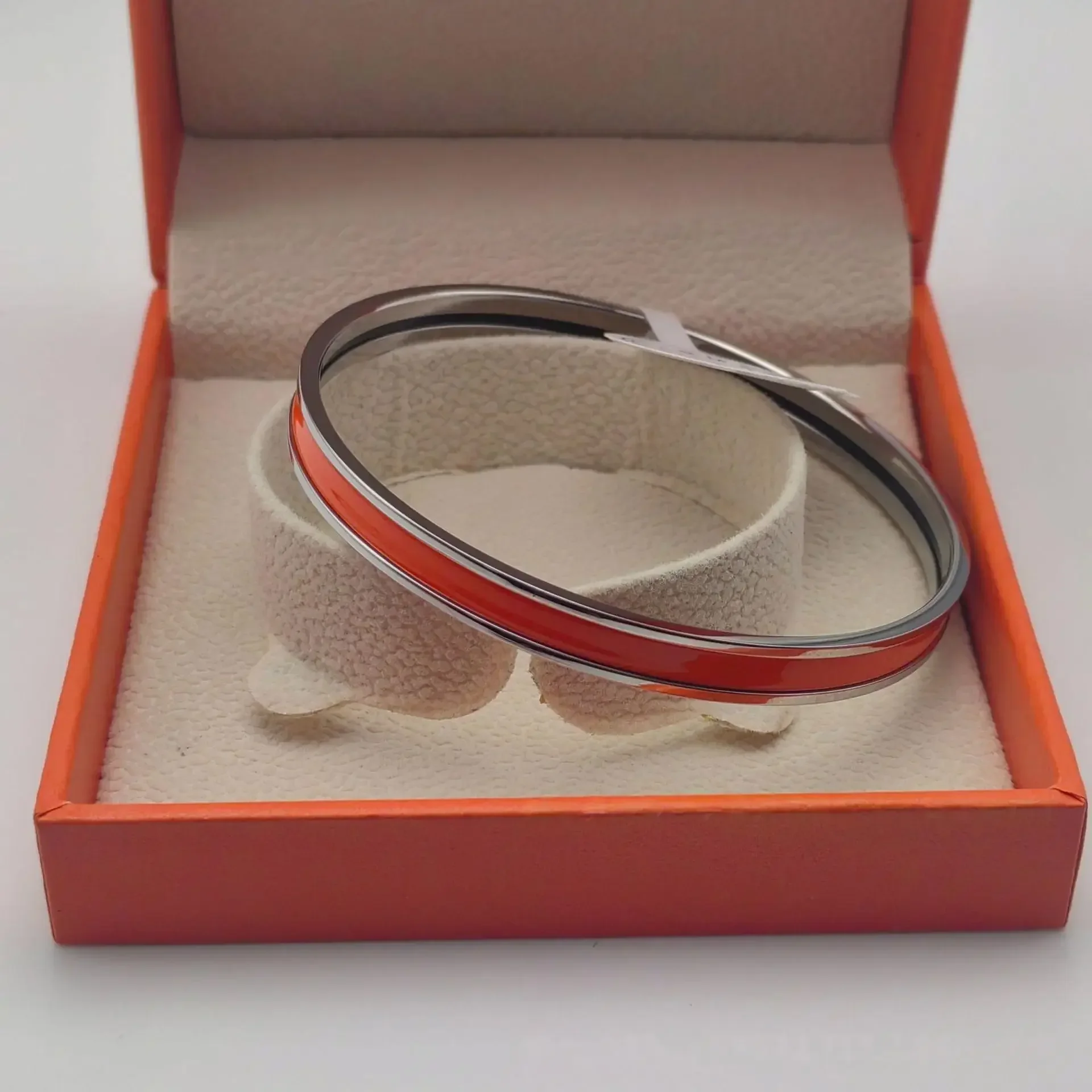 

High Quality! Hot-Selling Enamel Bracelet with Delicate & Chic Design