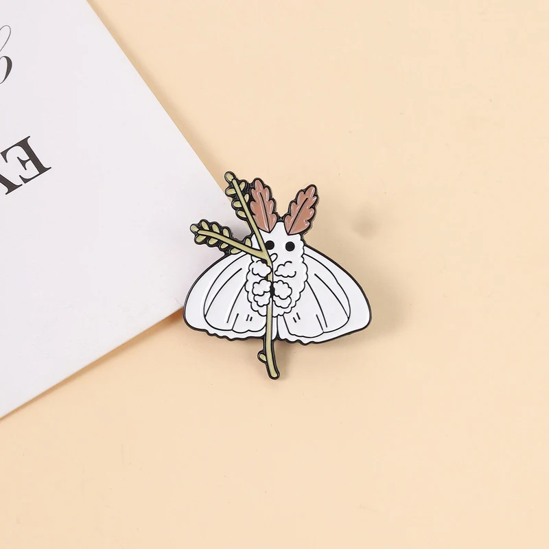 Cartoon-Mottenmann-Emaille-Pins, venezolanische Pudelmotten-Naturinsekten-Brosche, Reversnadel, modischer Halloween-Schmuck, Geschenke für Freunde – Detail 7