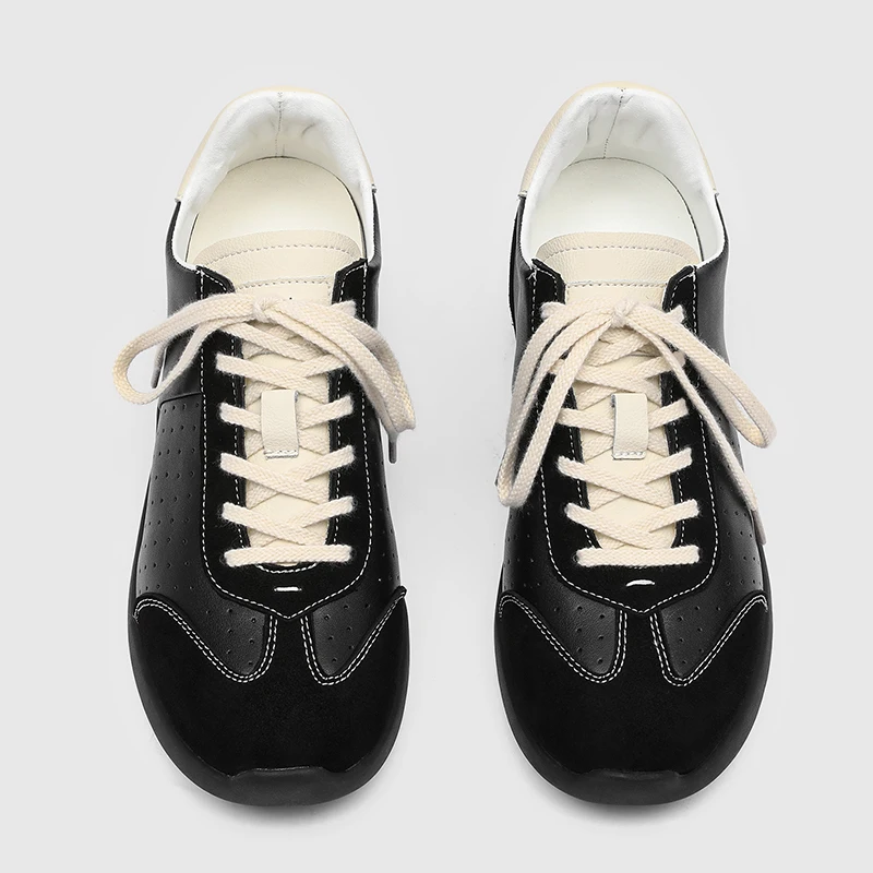 أحذية نسائية مسطحة جديدة مصممة على الموضة خفيفة الوزن قابلة للتنفس وغير قابلة للانزلاق بتصميم نفس الجنس أحذية رياضية كاجوال من الجلد الناعم للنساء #1