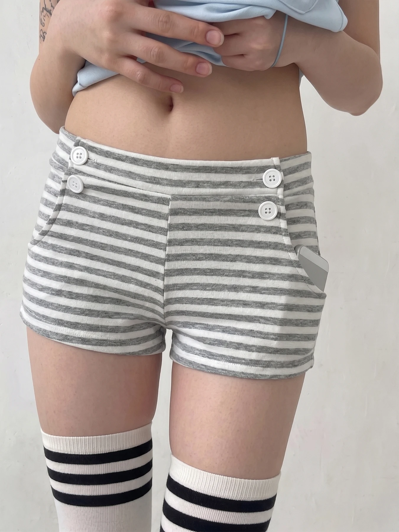 Sommerliche Basic-Shorts für Damen mit hoher Taille, Harajuku-Stil, einfarbig schwarz, grau gestreift, mit zwei Knöpfen an der Vordertasche, elastischem Bund, lässige Hose. – Detail 13