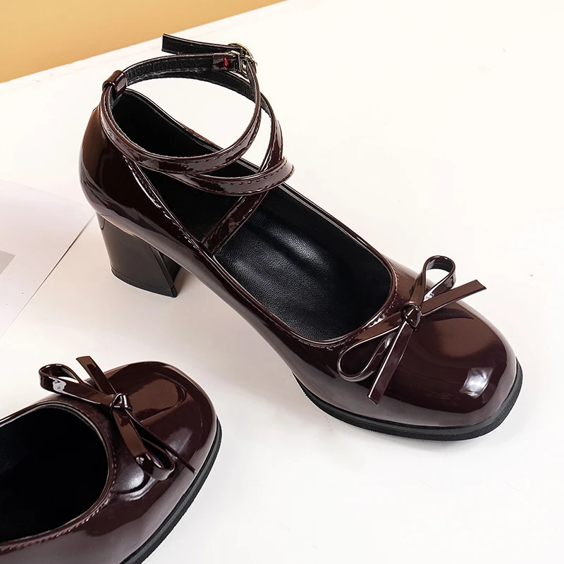 Black Retro Cross-Tie Pumps Ca – Patent Leather Pump recenzja i cena