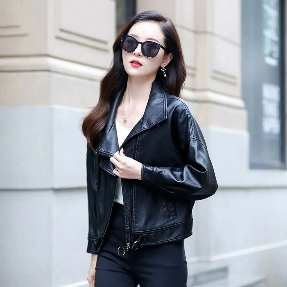 Czerwona kurtka ze skóry PU damska 2025 jesienno-zimowa nowa modna klapa luźne skórzane kurtki damskie krótkie kurtki motocyklowe Top