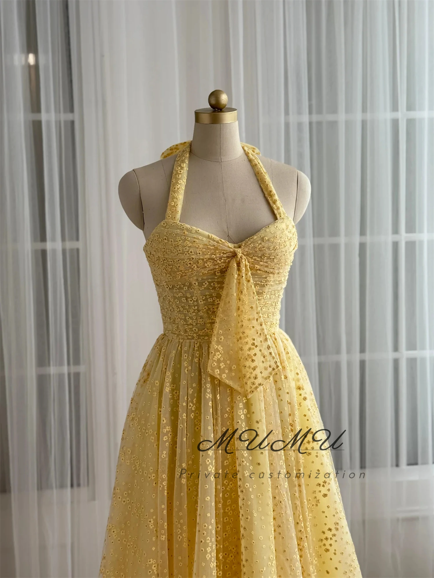 ชุดราตรีหรูหราสั่งตัดพิเศษจาก MuMu ประจำปี 2025 สำหรับผู้หญิงในโอกาสพิเศษ กระโปรงสั้นสีเหลือง