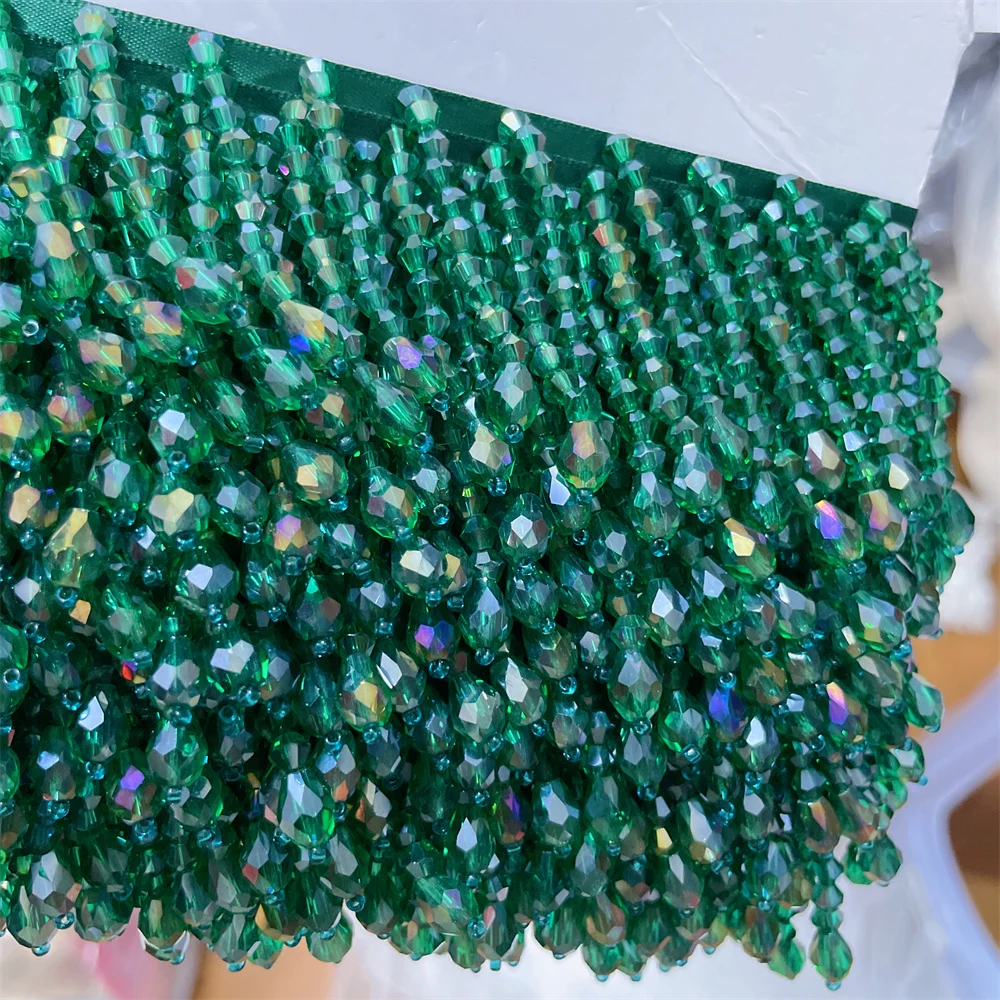 Quastenbesetzte Spitzenborte. Kleidungsstücke mit Quasten-Spitzenverzierung, Schuh-Ornamente, Weiße Vorhänge, Tischlampen-Hängeperlen