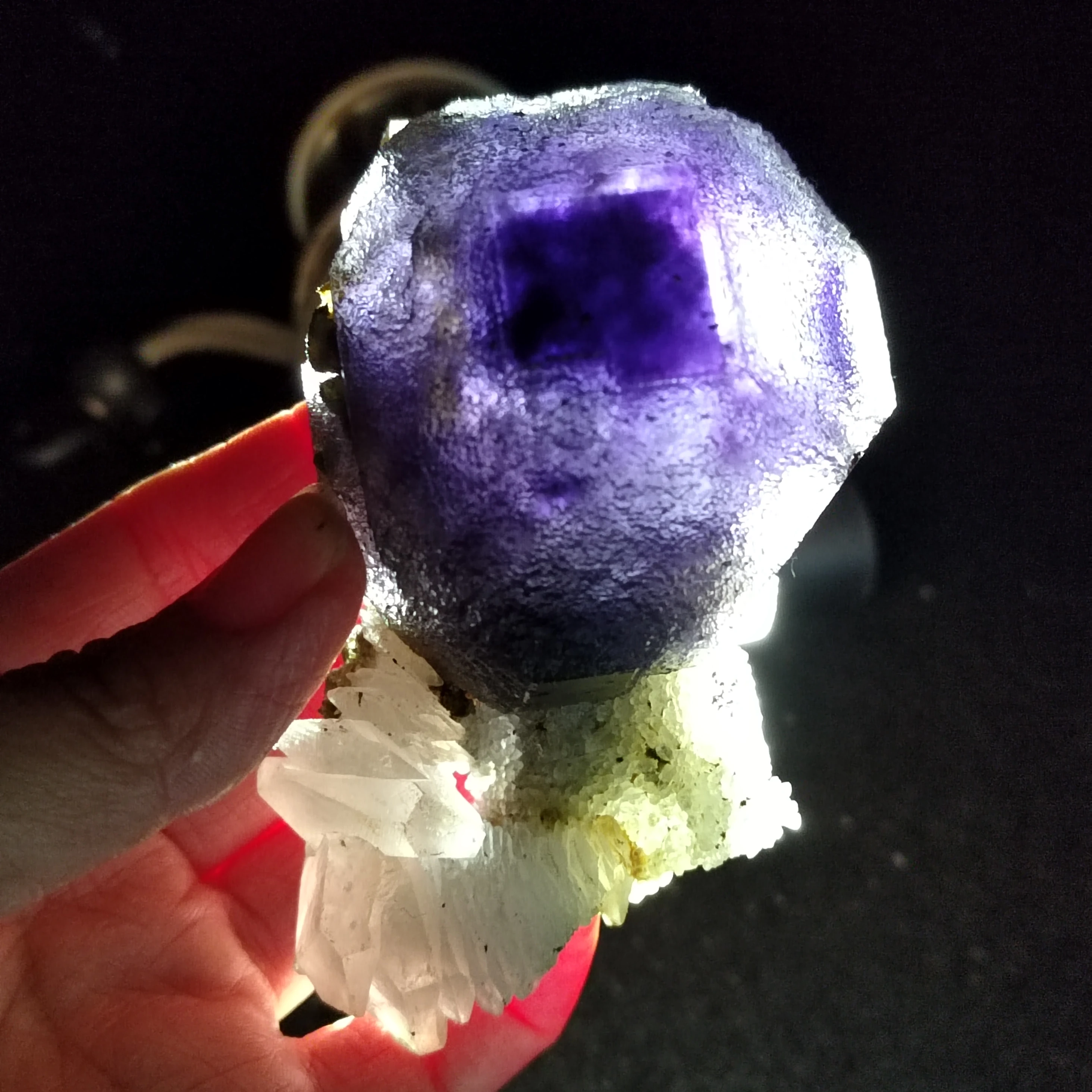 250.7gNatural dream purple blue fluorite and calcite, crystal mineral specimen healing halo vein original stone home decoration