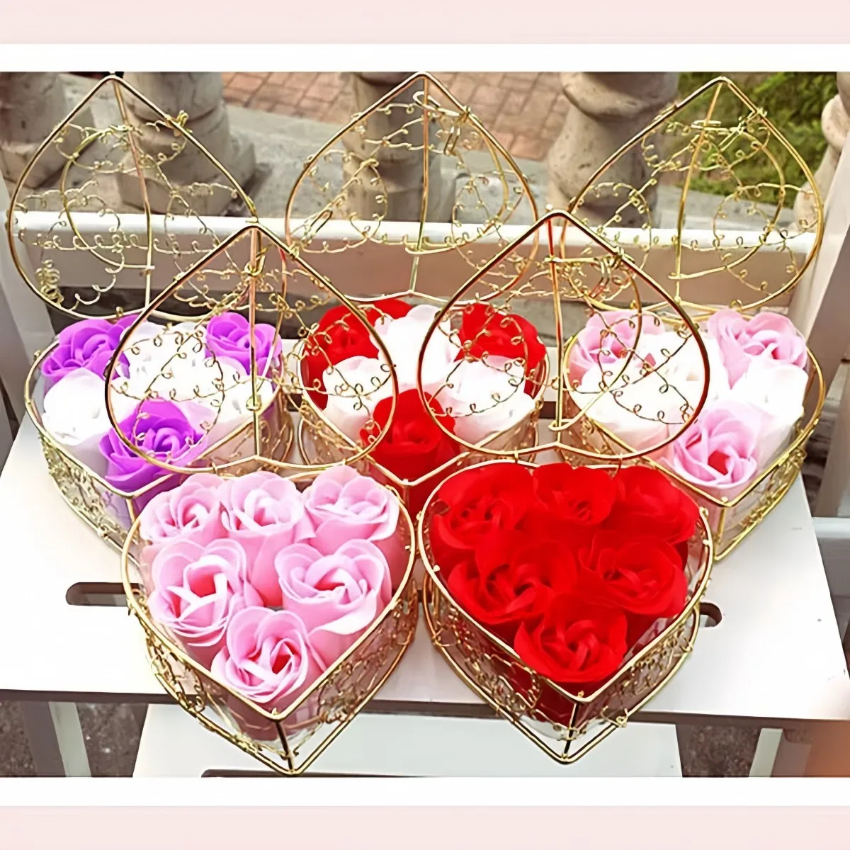1 Juego de caja de regalo de flores de jabón de rosas artificiales, cesta de hierro chapada en oro en forma de corazón, regalo romántico creativo para el Día de San Valentín