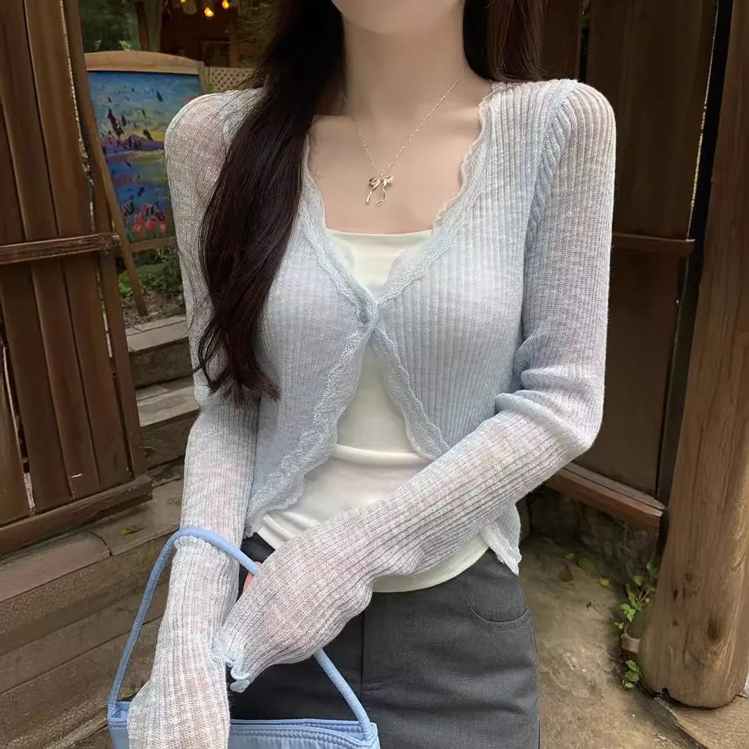 Cardigan estivo in maglia sottile con finiture in pizzo, top corto a maniche lunghe con bottone singolo, cardigan in maglia a costine, maglione di protezione solare in lana