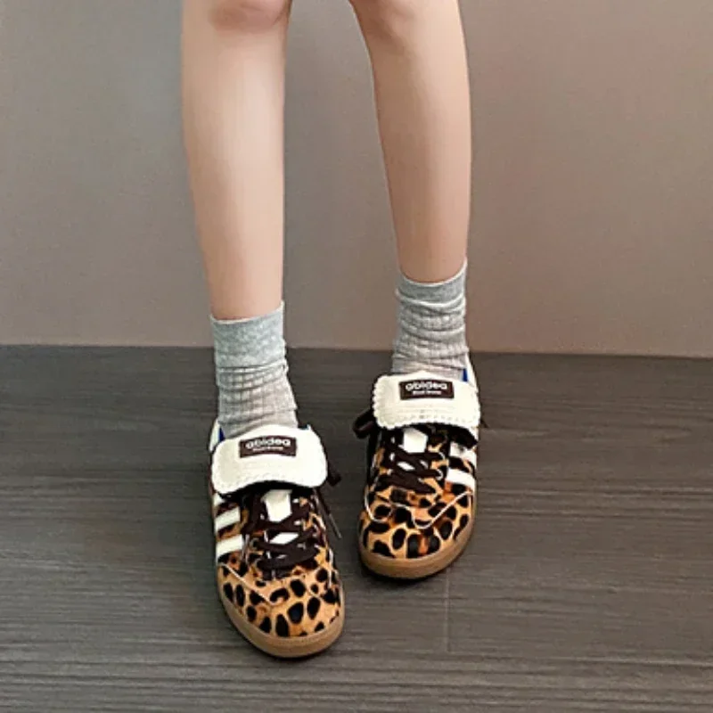 2024 primavera nova retro leopardo impressão de malha respirável sapatos esportivos femininos caminhada ao ar livre sapatos femininos altura crescente