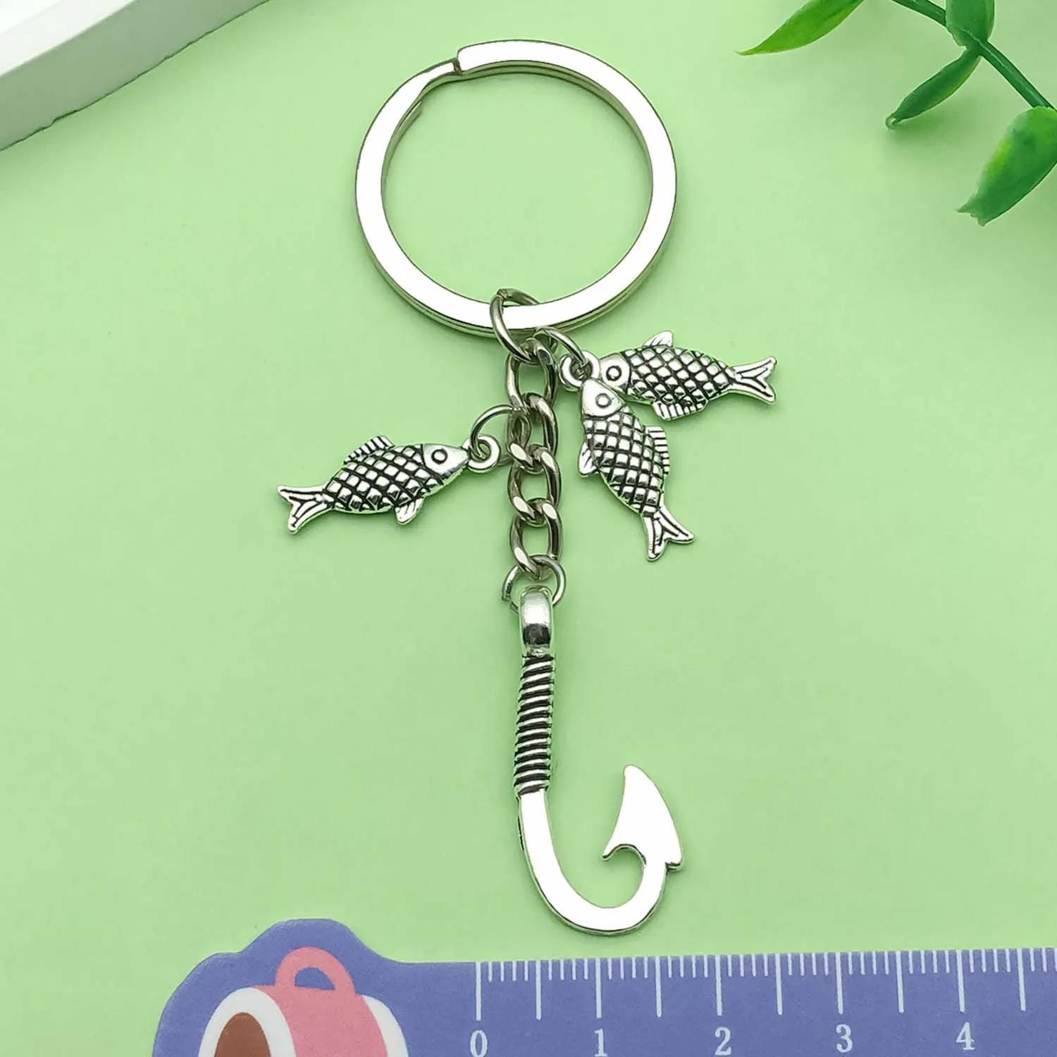 1pc Fashionable Chic Fish & Fishhook Design Keychain, Alloy Fishing Enthusiast Key Ring, for Car Keys, Backpacks, Wallets