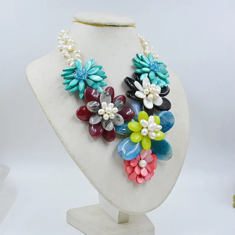 Exquisite. charm   Shell /Semi-precious stones   Bride Wedding. Flower necklace 20