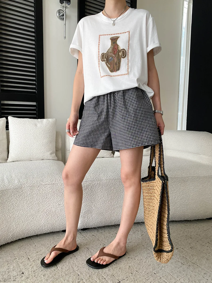 Sommerliche Damen-Shorts im Retro-Stil mit kontrastierendem Karomuster, elastischem Bund, lockerer Passform, schlankmachendem Effekt und weitem Bein. – Detail 17