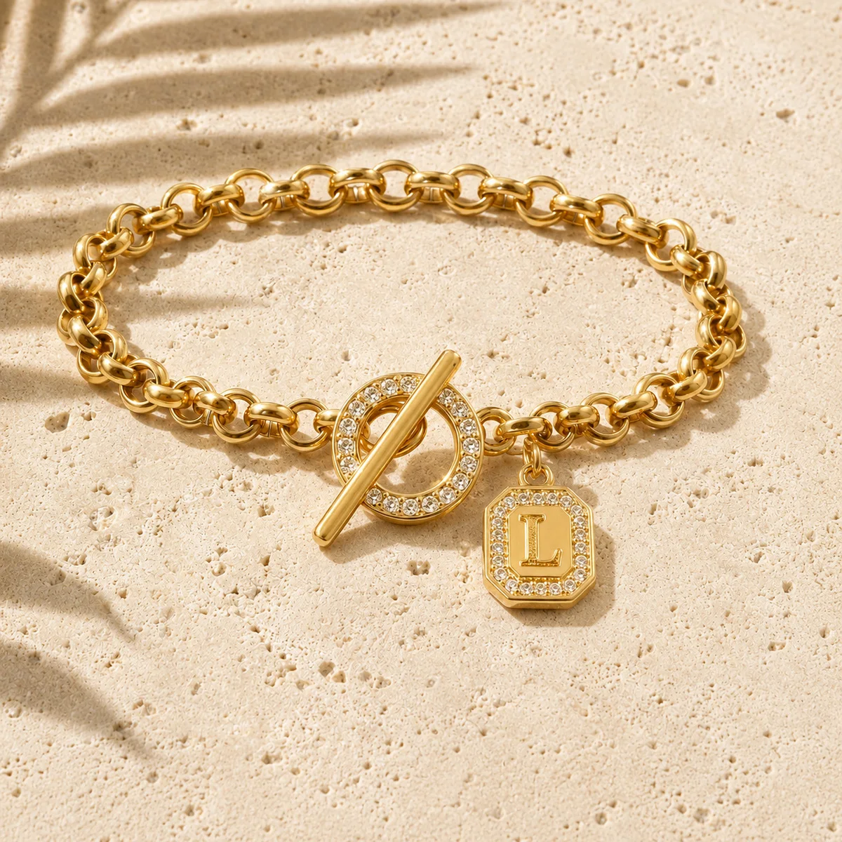 Vergoldete Personalisierte Initialen-Charm-Armbänder für Damen und Herren mit Kubischem Zirkonia und Knebelverschluss - Schmuckgeschenk für den Alltag – Detail 15