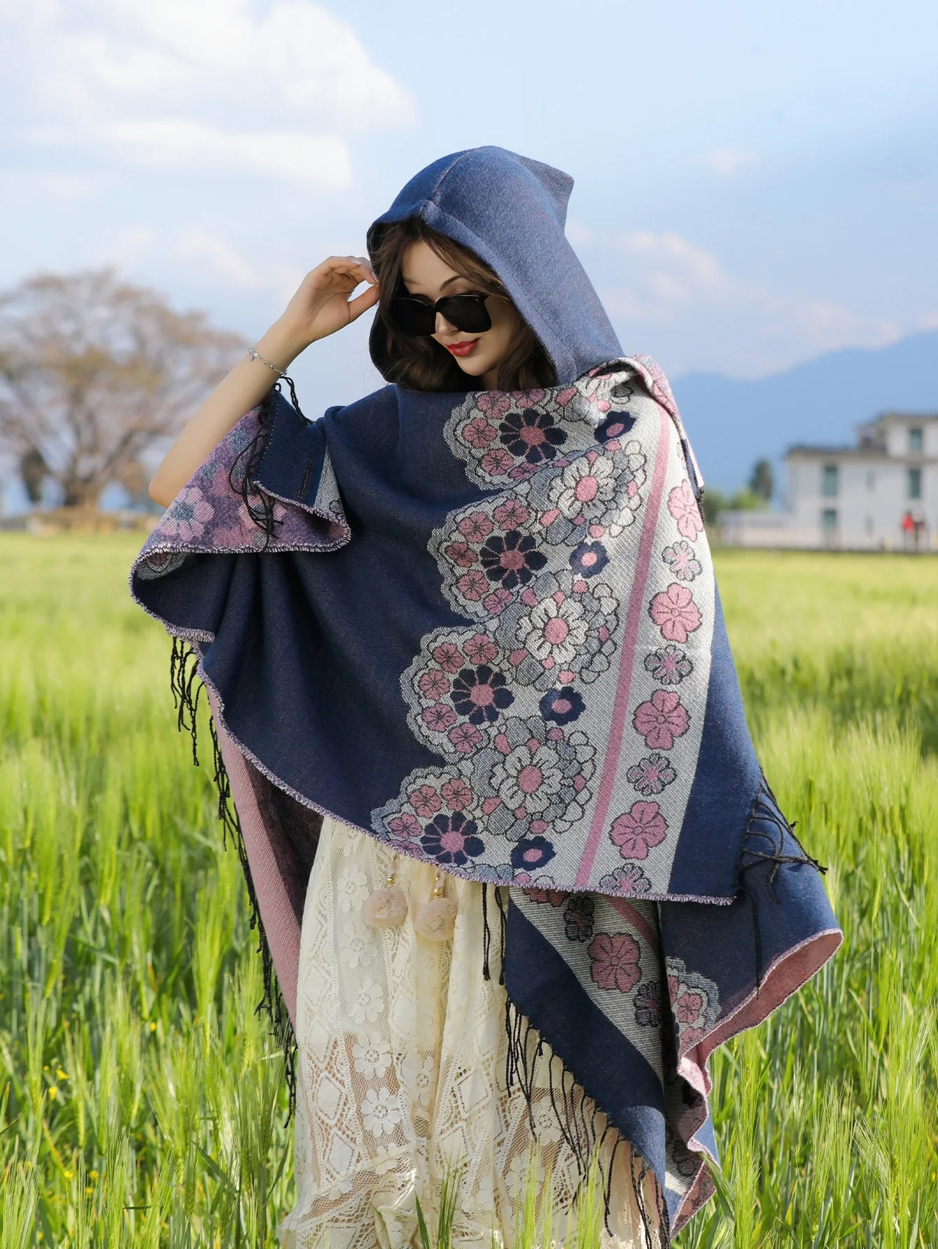 

1 piece of women's retro flower pattern shawl suitable for travel camping, warm, windproof and cold proof cloak.