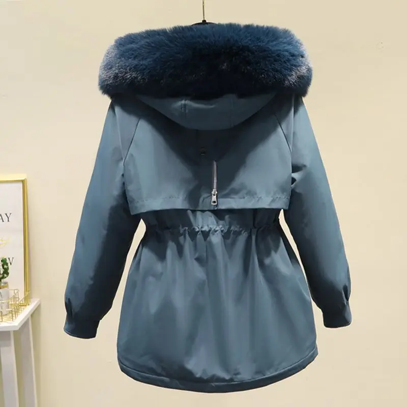 เสื้อแจ็คเก็ตผู้หญิงแบบยาวปานกลางบุใยฝ้ายขนเป็ด รุ่นใหม่ประจำฤดูหนาวปี 2024 สไตล์เกาหลี เสื้อโค้ทหนา อุ่น พร้อมปกขนเฟอร์ขนาดใหญ่ เสื้อคลุมแฟชั่น