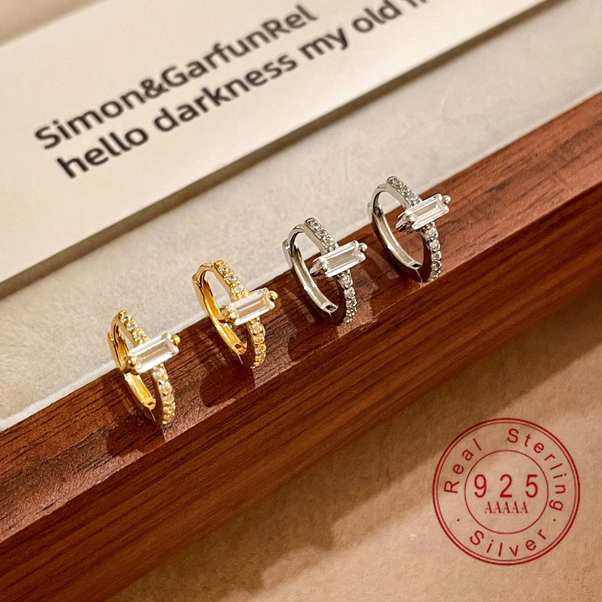 brincos-huggie-hoop-em-prata-esterlina-925-com-banho-de-ouro-18k-e-zirconia-baguette-para-mulheres-brincos-pequenos-em-zirconia-com-corte-esmeralda