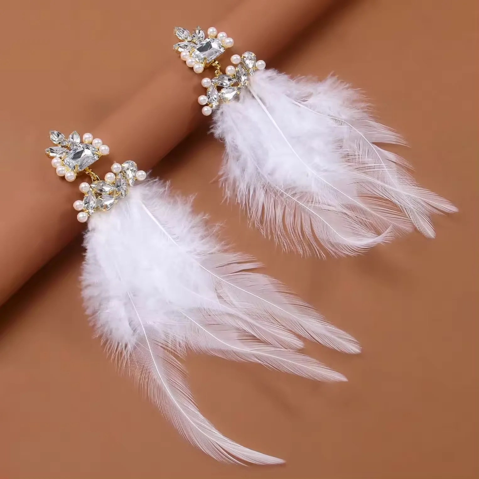 New Fashion Bohemian White Feather Earrings Jewelry for Women Dance Party Crystal Stud Earrings Pearl Ear Accessories Wholesale