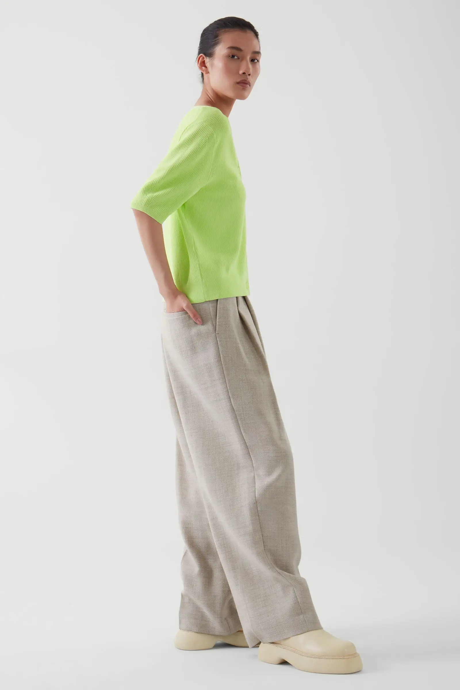 Ethereal MD 2025 cos automne nouveau style de dames décontracté et à la mode standard col en v tricoté à manches courtes cardigan