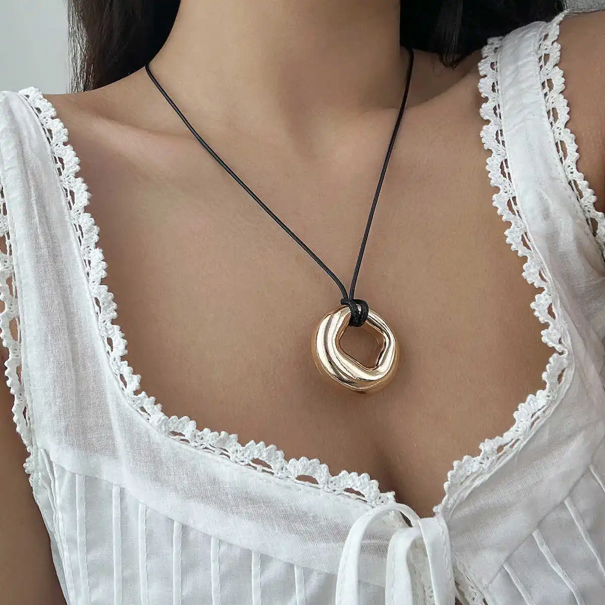 

Alloy ring pendant necklace, personalized, sweet, spicy, versatile, trendy, leather lace thread collarbone chain