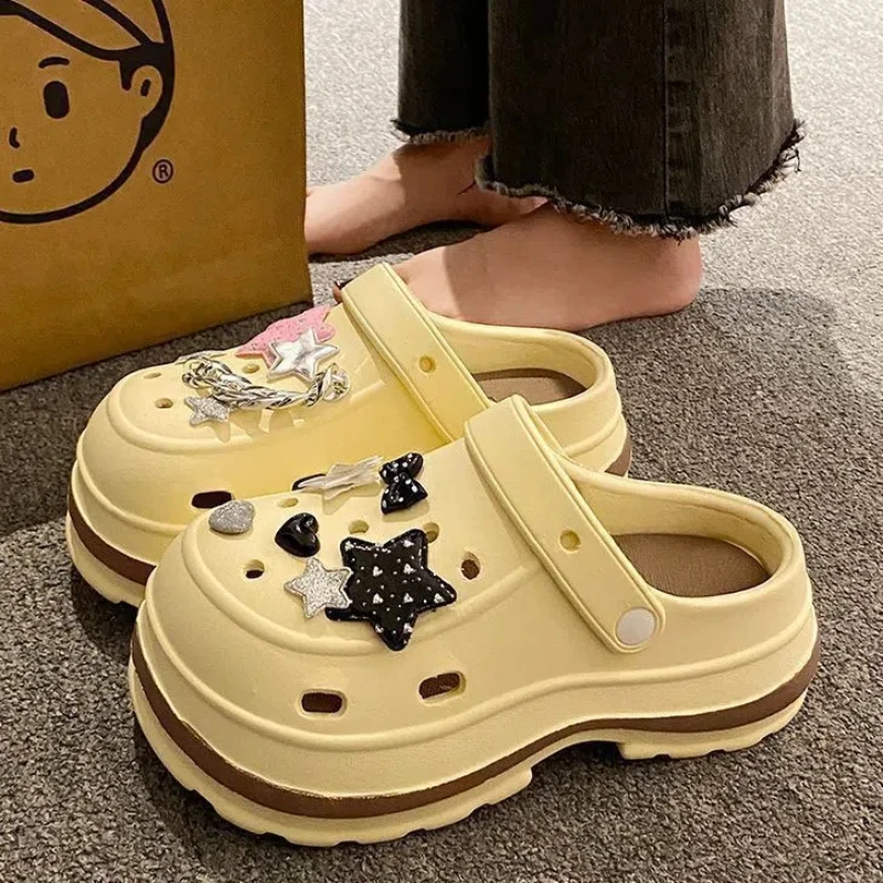 

EVA thick-soled fashion star hole shoes for women to wear for summer 2025 are versatile non-slip and non-smelly beach toe shoes