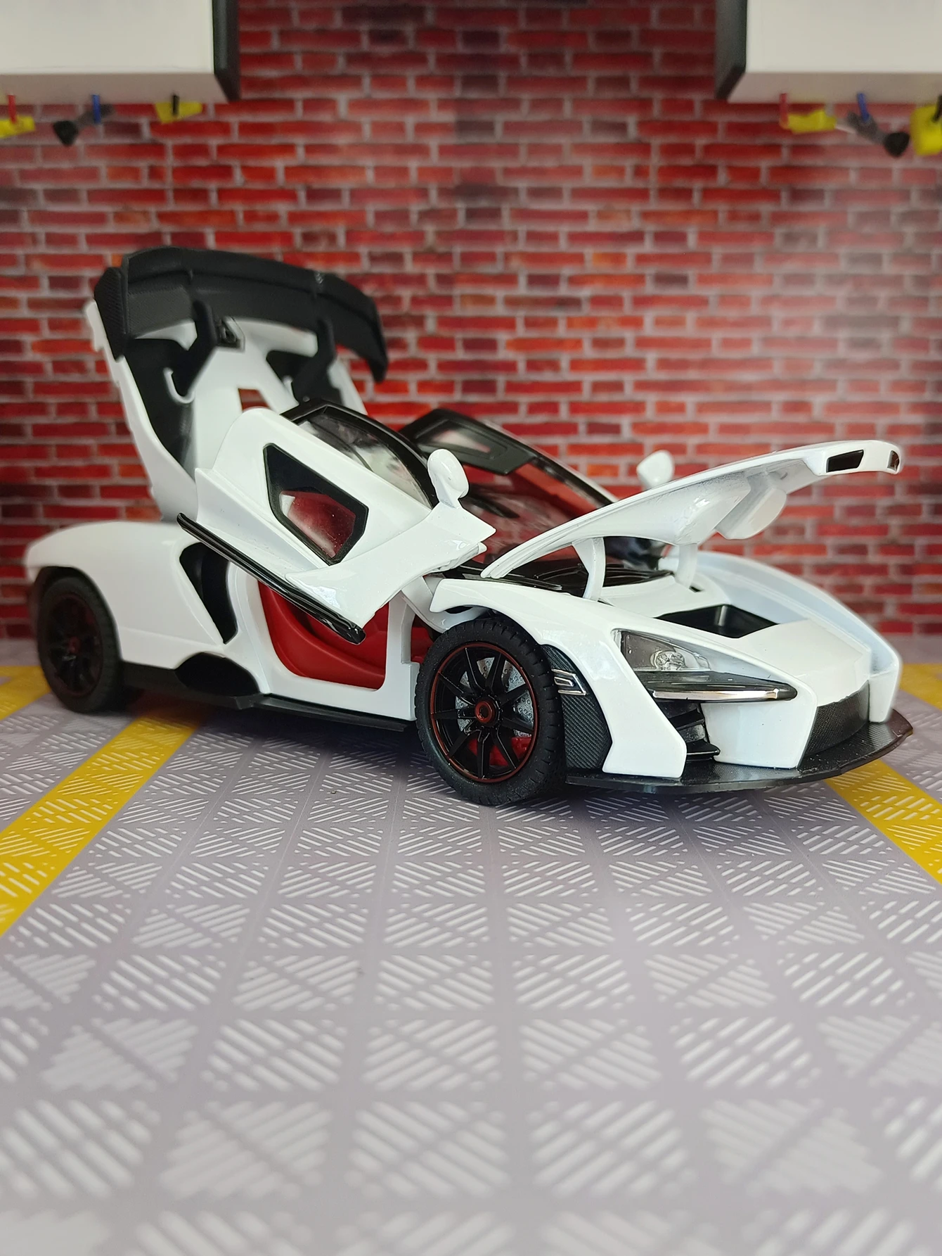 1:24 simulación McLaren Senna puertas de modelo de coche de aleación y capó de motor, el maletero se puede abrir detalles ricos, mano de obra fina