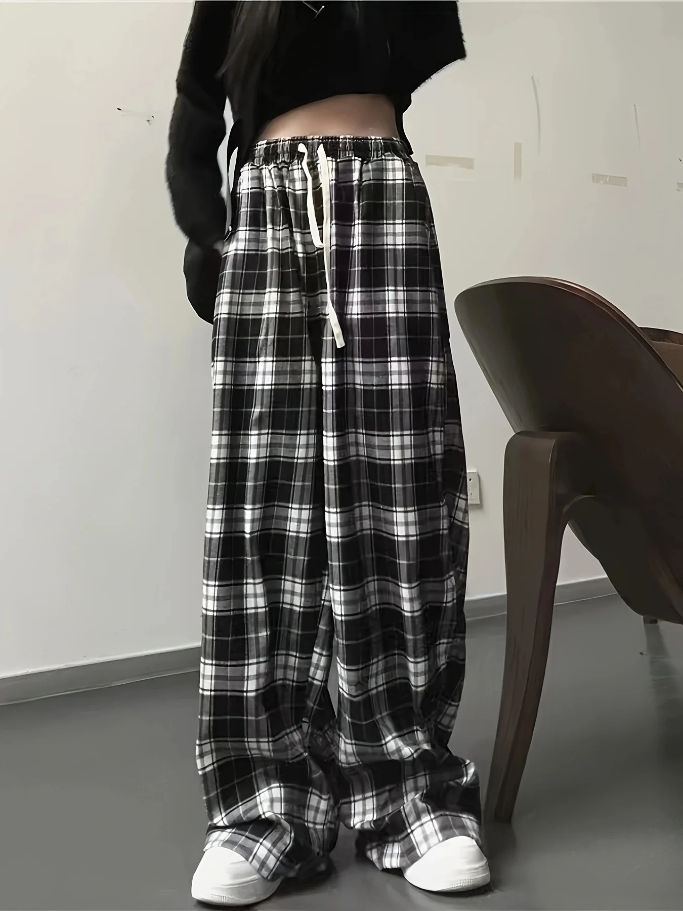 

Summer retro black and white checkered wide leg pants with high waisted drawstring, loose and slimming casual straight leg pants