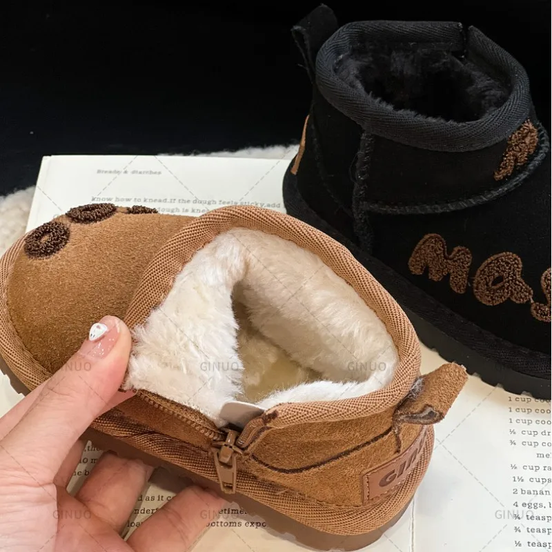 Botas de nieve para bebé, zapatos cálidos de felpa de cuero para niños pequeños, botas antideslizantes a la moda para niñas pequeñas, novedad de invierno de 2024