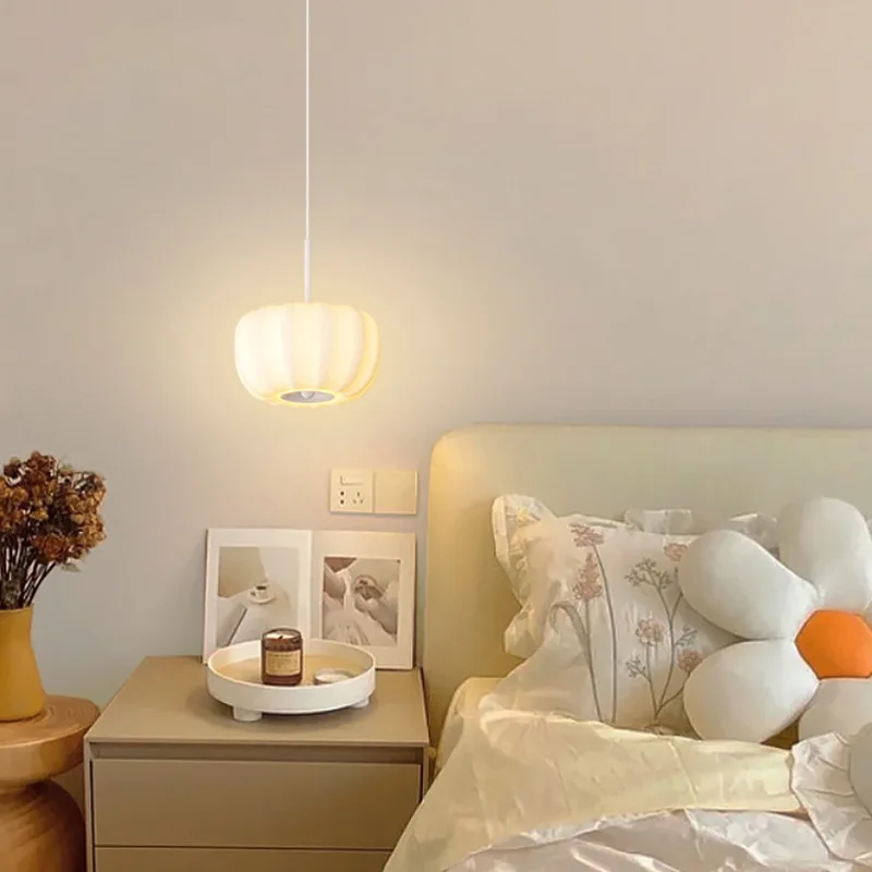 الرياح الكريمية، البساطة، الشرفة، مصباح السقف الصغير، مصباح السرير