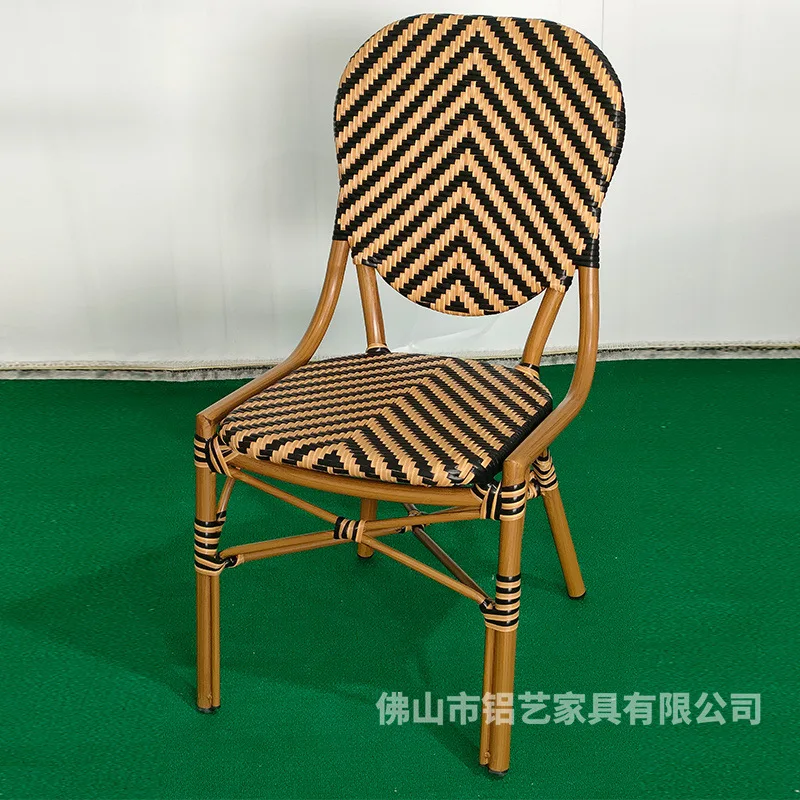 

Французская кровать и завтрак, уличные столы и стулья из ротанга, уличный балкон, кафе, стулья из ротанга