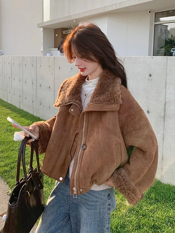 Karmelowy płaszcz z jagnięcej wełny, damski, skórzany i futrzany, ocieplany, z wykładanym kołnierzem, zimowy, ciepły, zapinany na zamek.