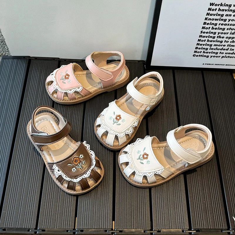

Сандалии для девочек с цветочной кружевной вышивкой, мягкая кожа, закрытый носок, Повседневная летняя обувь для маленьких детей
