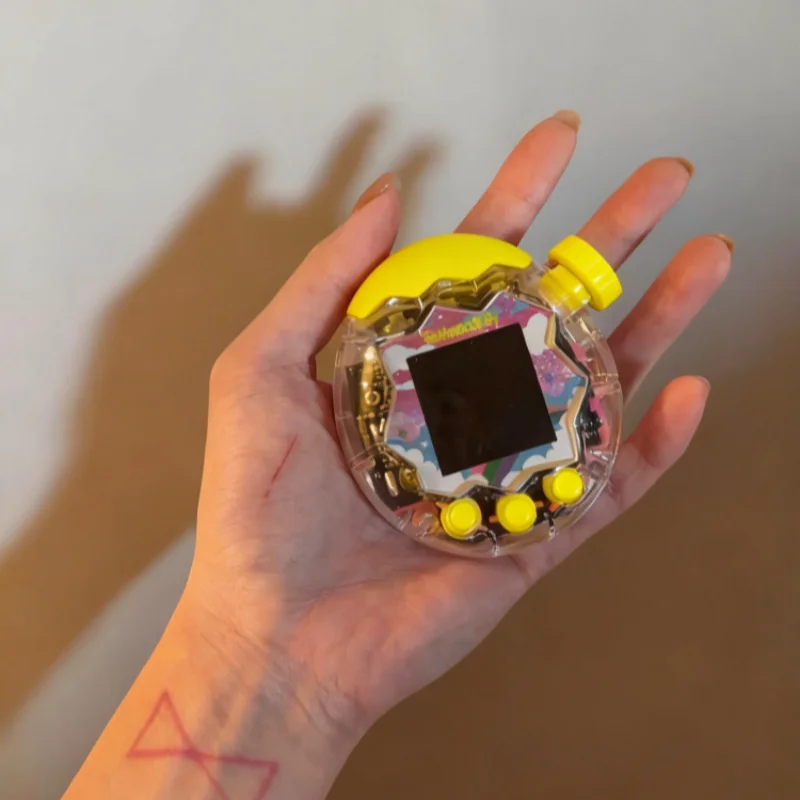 다마고치 파라다이스 장난감 교체 부품 세트 - 노란색 시리즈 (앞면 및 뒷면 쉘과 버튼 포함) 트렌디 블라인드 박스 아이템