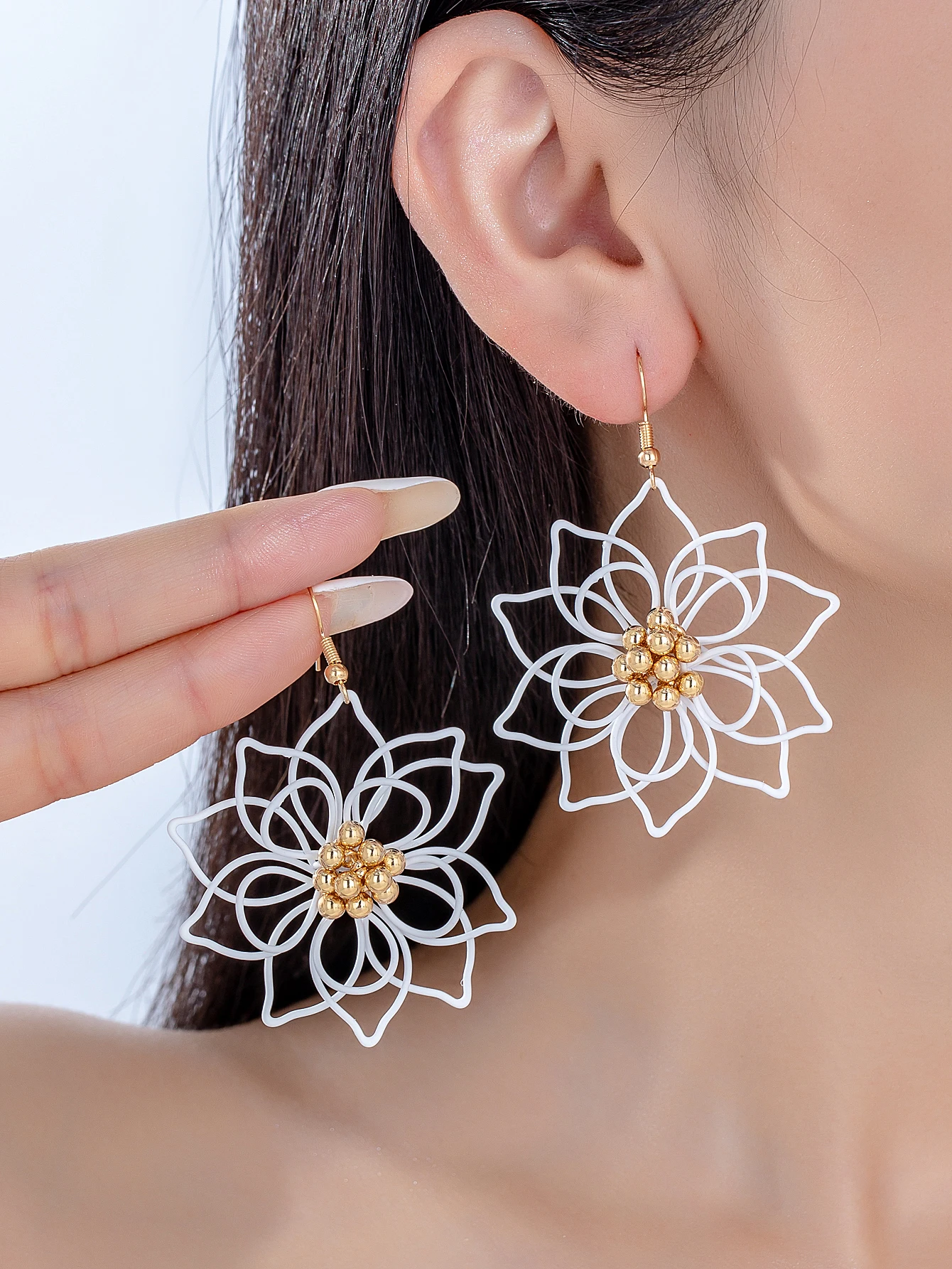 1 Paar elegante und einzigartige leichte Luxus-Blumenohrringe aus Metall mit hochwertigem Gefühl und mehrschichtigem dreidimensionalen weißen Blumendesign