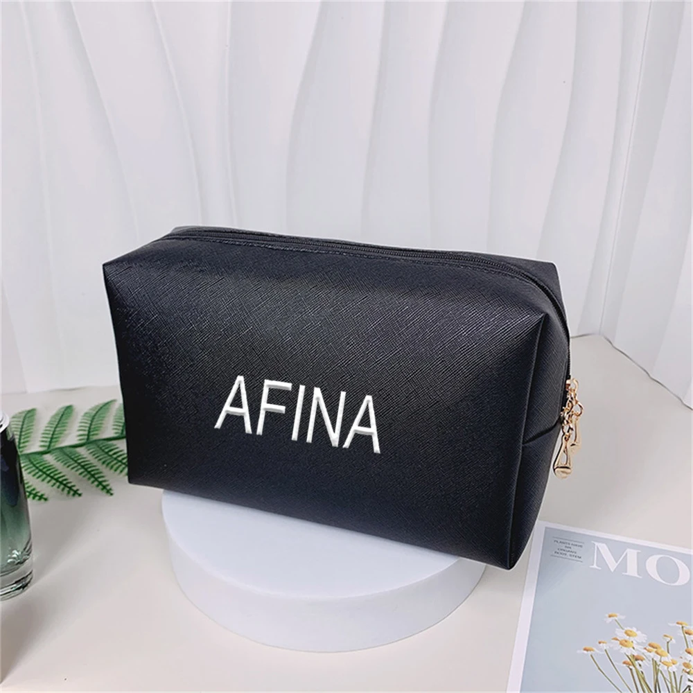 Bolsa de maquillaje de mano con nombre personalizado, bolsa de aseo portátil para mujer de Color sólido, bolsa de almacenamiento de regalo con nombre bordado personalizado