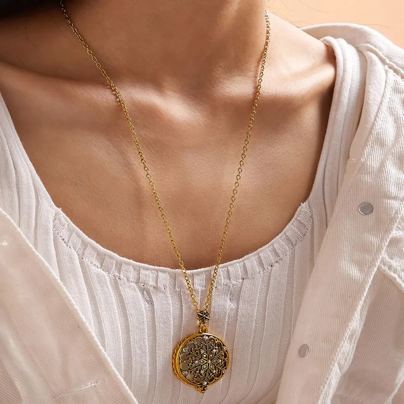 1pc Retro Hollow Magnifying Glass Long Sweater Chain Glass Pendant for Women's Fashion