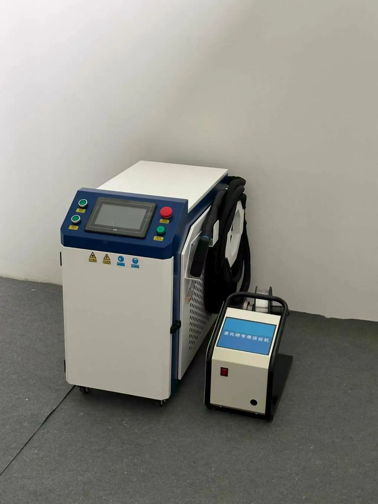 New Type Waater Cooled Handheld Stainless Steel Fiber Laser Welding Machine For Welding Metal