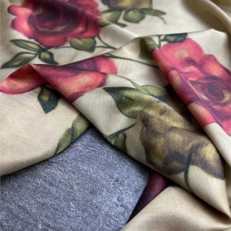 Wysokiej klasy sukienka z jedwabiu ze streczem w kolorze różowym z eleganckim nadrukiem wykonanym z odzieży