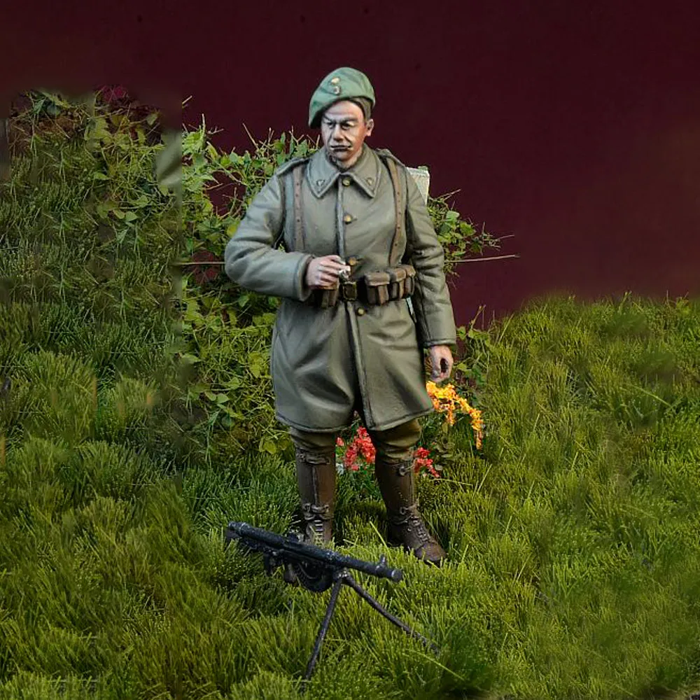 1/35 Scale Single Soldier Unpainted Resin Figure Kit, Military Diorama Miniature Model