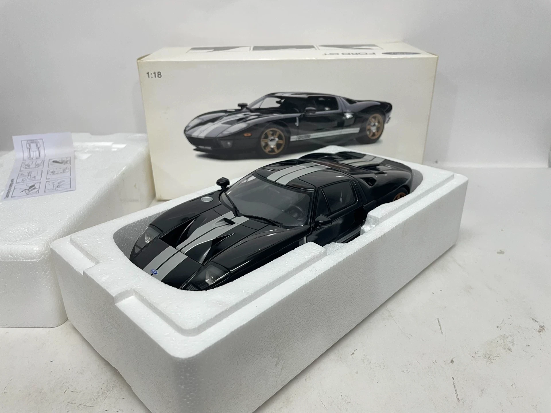 

Модель автомобиля Autoart 1:18 GT 2004, черно-серебристая, имитация, лимитированная серия, полностью открывающаяся, из металлического сплава, статическая, подарок