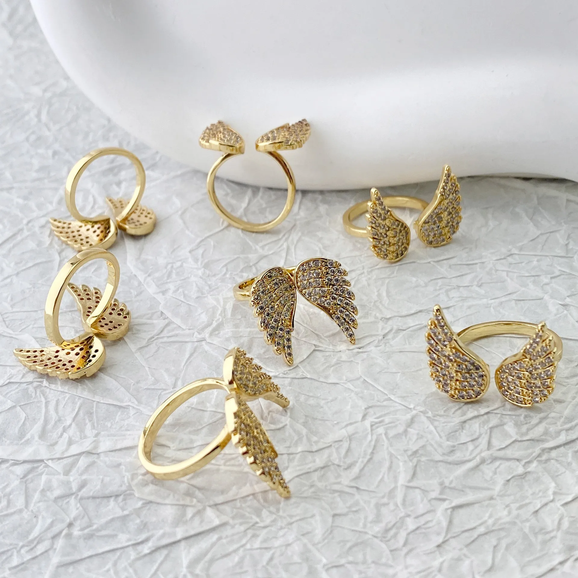 Ein Bestseller, ein verstellbarer Live-Ring mit Zirkon-Gold-Engelsflügel für Damen mit Volldiamanten