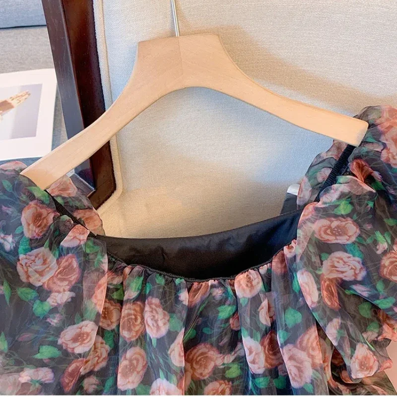 2025 sommer Neue frauen Bluse Stilvolle Streetwear Puff Sleeve Pullover Quadrat Kragen Gedruckt Plissee Casual Chiffon Tops ZT 584