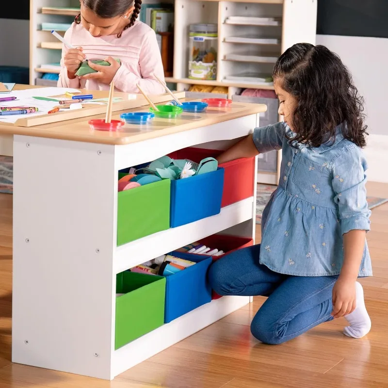 Centro de artes e ofícios da Guidecraft: mesa de atividades infantis e mesa de desenho com bancos, caixas de lona de armazenamento, rolo de papel, copos de pintura