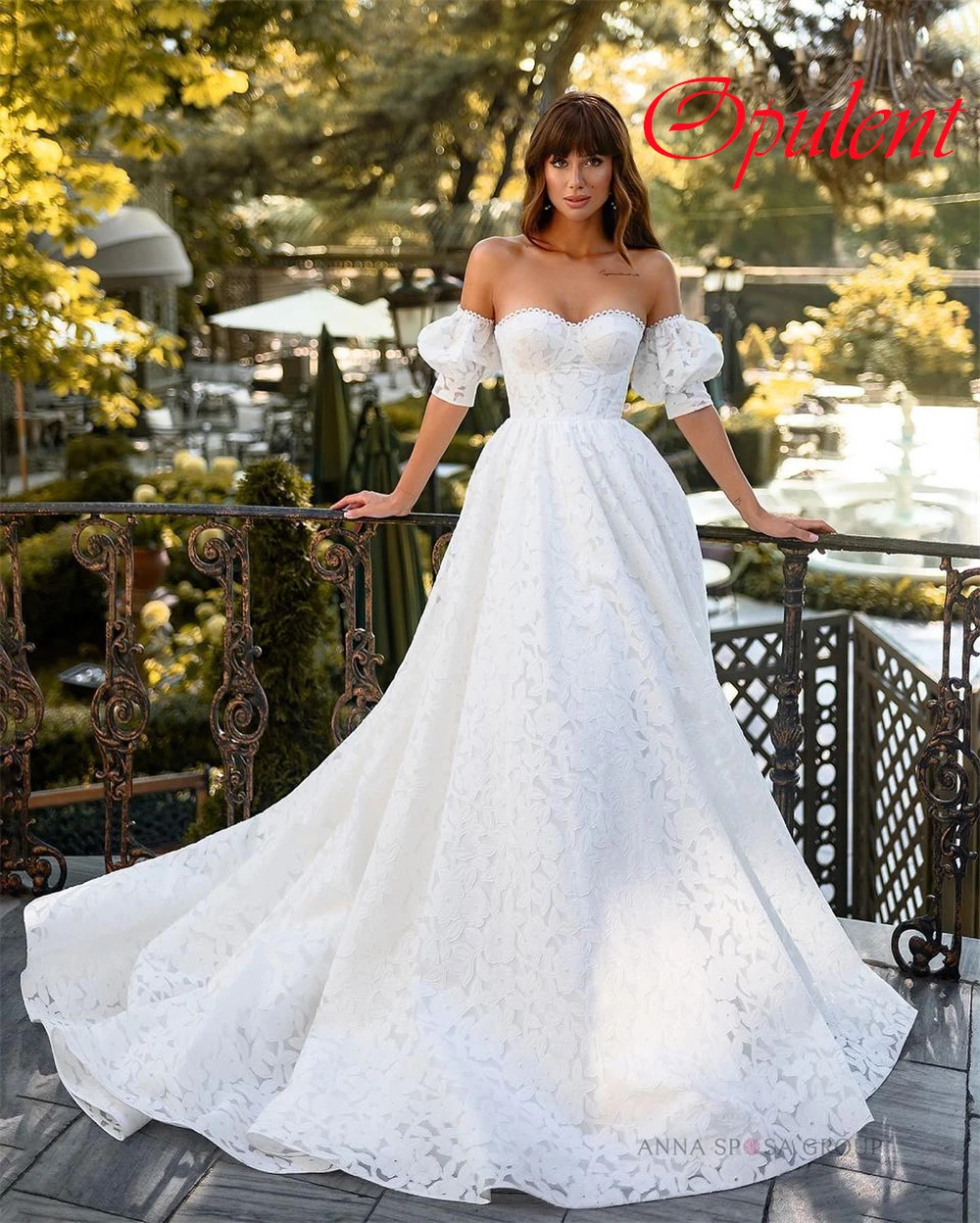 ที่กําหนดเองชุดแต่งงานลูกไม้สีขาว Elegant Strapless ปิดไหล่แขนสั้นชุดเจ้าสาว Chapel Train ชุดเปลือย